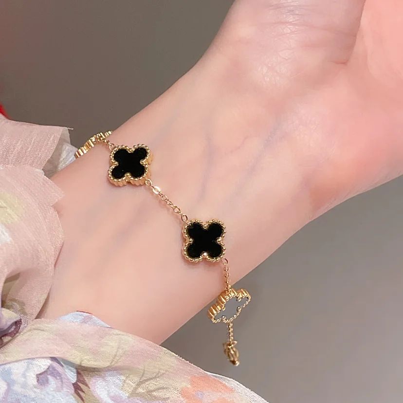 Clover Design Bracelet  - Adjustable - High Quality